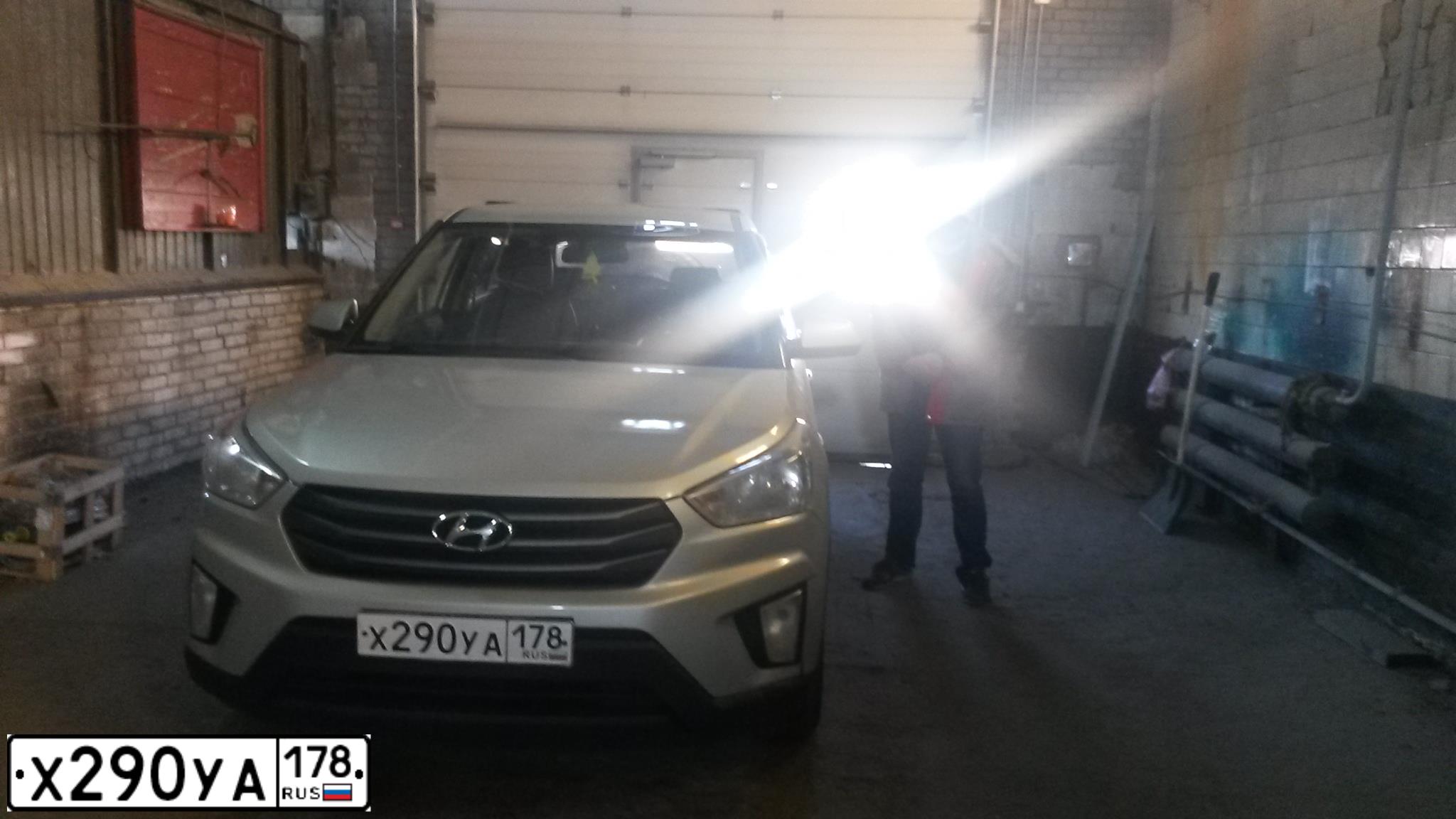 Фото автомобиля HYUNDAI CRETA, 2017 — госномер М984УО198. Цвет: БЕЖЕВЫЙ
