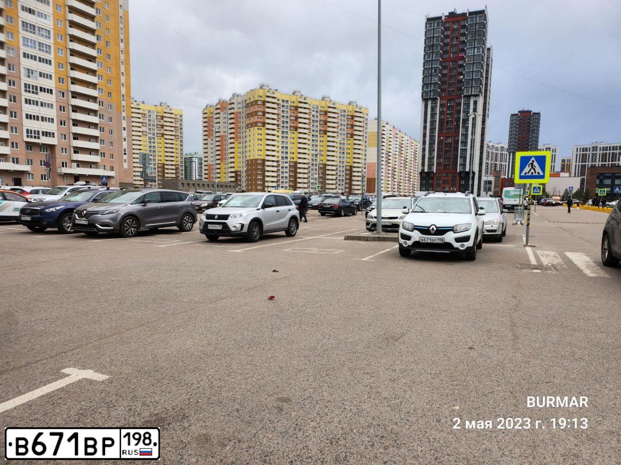 Фото автомобиля RENAULT SANDERO, 2018 — госномер В671ВР198. Цвет: БЕЛЫЙ