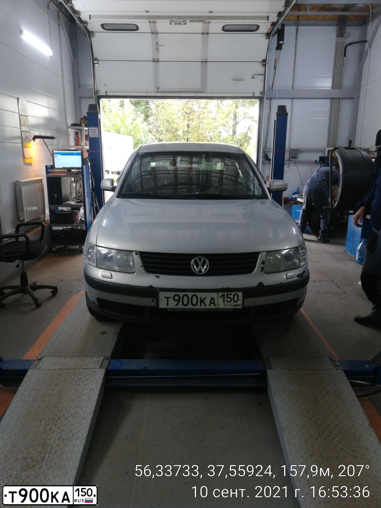 Фото автомобиля VOLKSWAGEN PASSAT, 2000 — госномер Т900КА150. Цвет: СЕРЕБРИСТЫЙ
