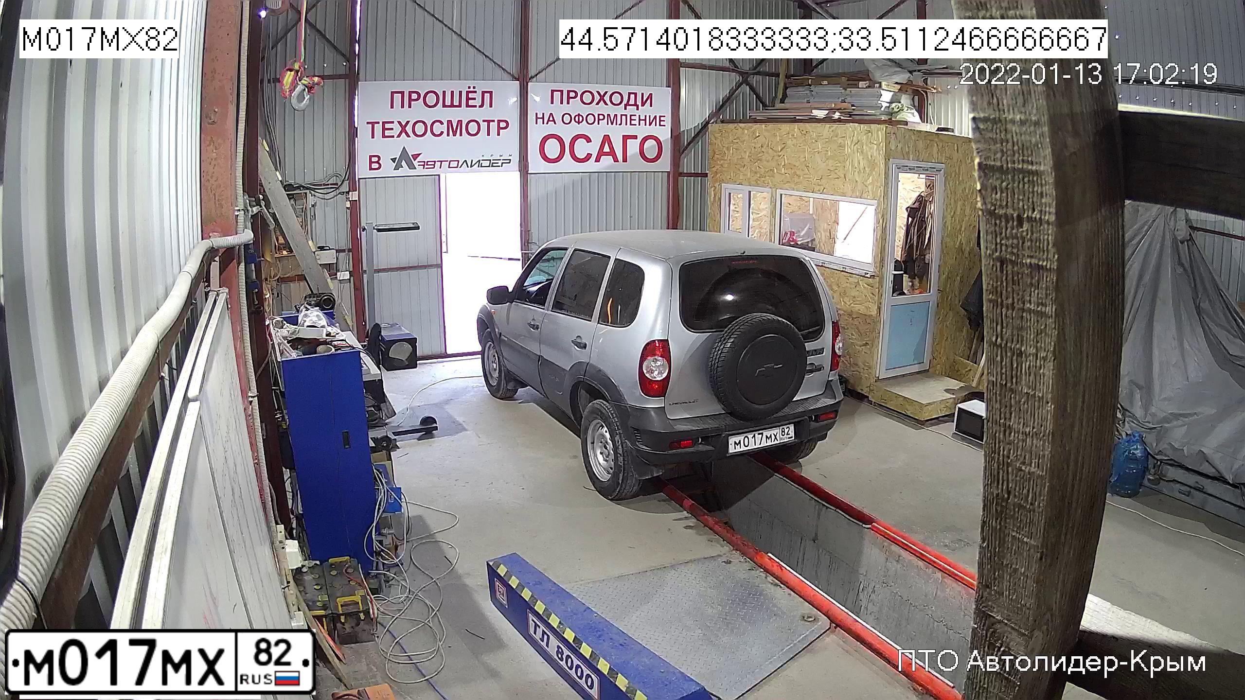 Фото автомобиля CHEVROLET NIVA, 2011 — госномер М017МХ82. Цвет: СВЕТЛО-СЕРЕБРИСТ МЕТАЛЛИК