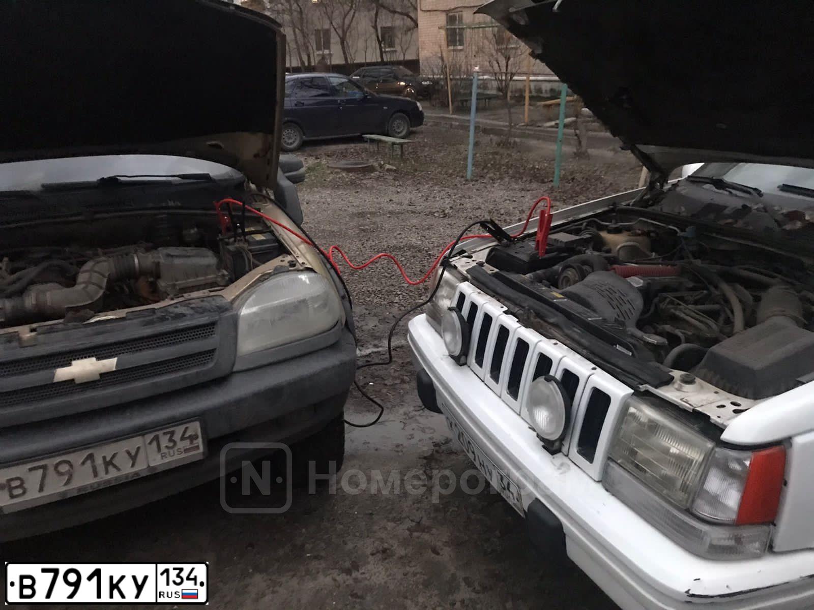 Фото автомобиля CHEVROLET NIVA, 2004 — госномер М527КВ64. Цвет: ЖЁЛТЫЙ