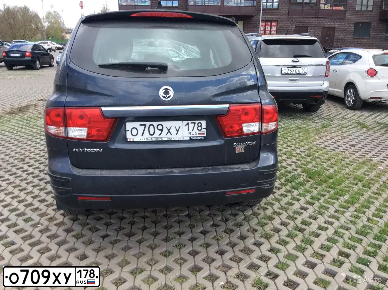 Фото автомобиля SSANGYONG KYRON, 2013 — госномер О709ХУ178. Цвет: ТЕМНО-СЕРЫЙ