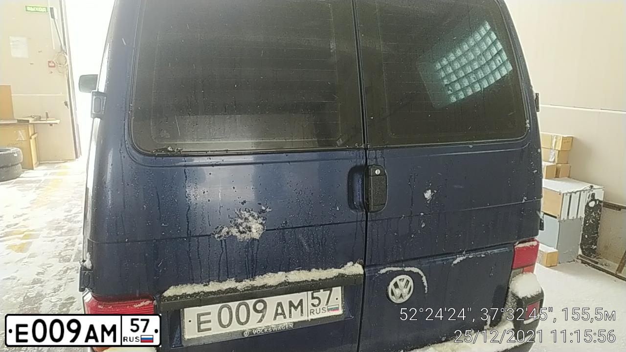 Фото автомобиля VOLKSWAGEN TRANSPORTER, 2001 — госномер Е009АМ57. Цвет: синий