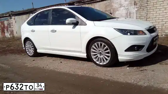 Фото автомобиля FORD FOCUS, 2011 — госномер А987ЕЕ198. Цвет: Белый