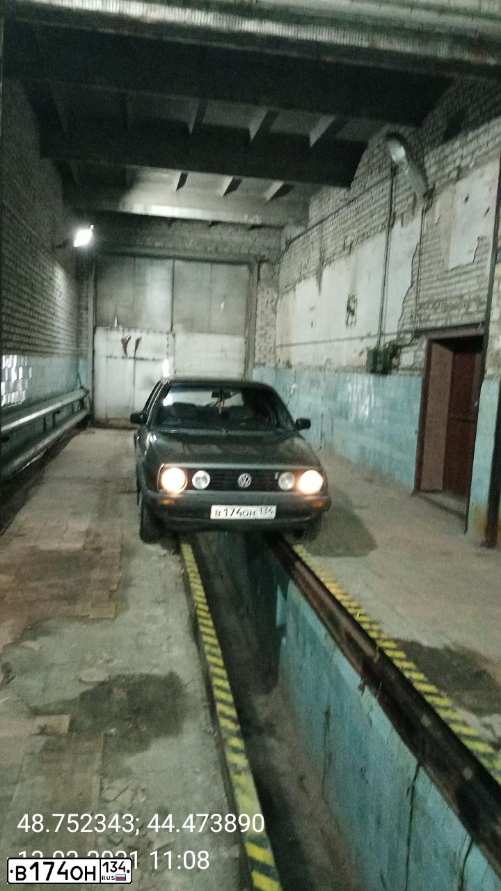 Фото автомобиля VOLKSWAGEN GOLF, 1989 — госномер В174ОН134. Цвет: СЕРЫЙ СЕРЕБРИСТЫЙ