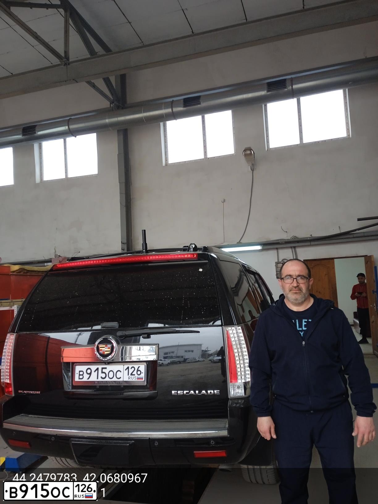 Фото автомобиля CADILLAC ESCALADE, 2013 — госномер Т222ВМ26. Цвет: ЧЕРНЫЙ МЕТАЛЛИК