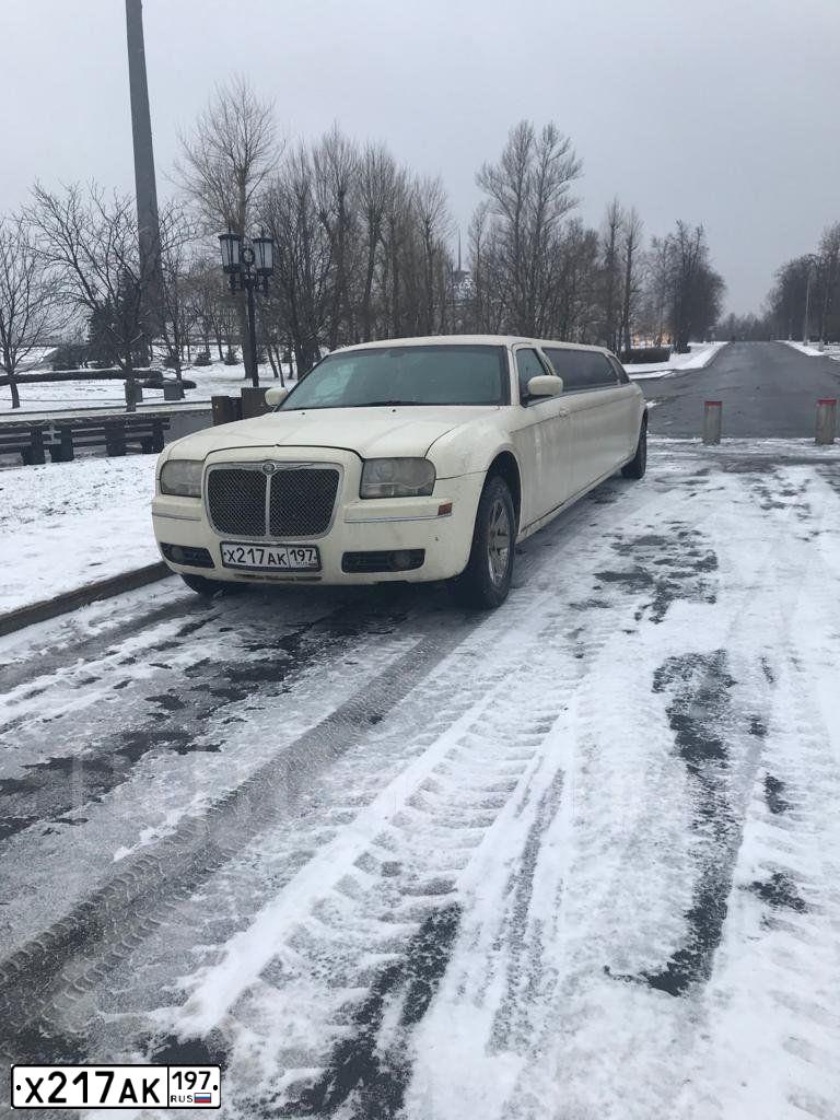 Фото автомобиля CHRYSLER SERIE 300, 2006 — госномер Х217АК197. Цвет: БЕЖЕВЫЙ