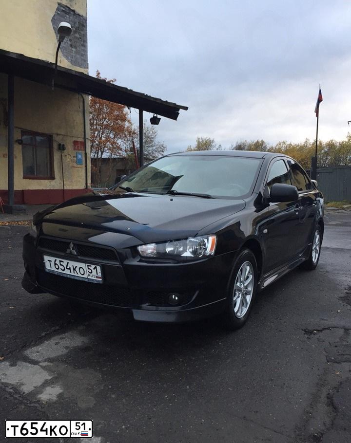 Фото автомобиля MITSUBISHI LANCER, 2010 — госномер Т654КО51. Цвет: ЧЕРНЫЙ