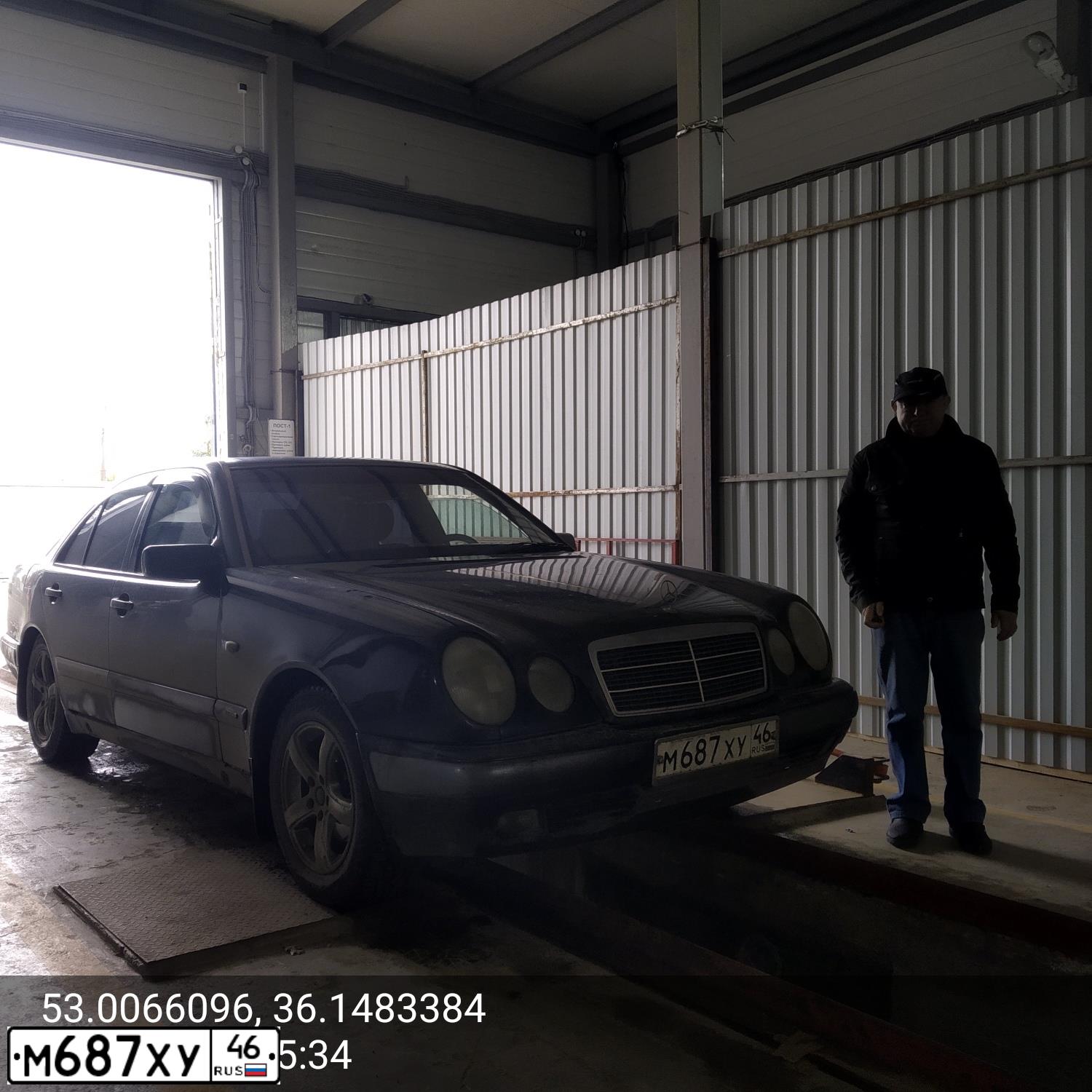 Фото автомобиля MERCEDES E-KLASSE, 1996 — госномер А264СУ57. Цвет: ЧЕРНЫЙ