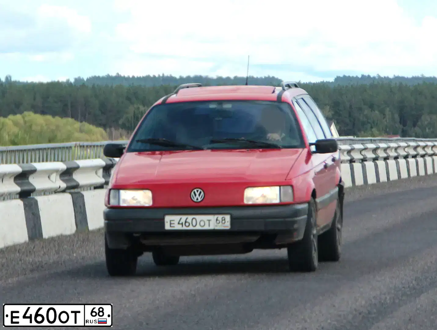Фото автомобиля VOLKSWAGEN PASSAT, 1991 — госномер К885УК77. Цвет: Красный