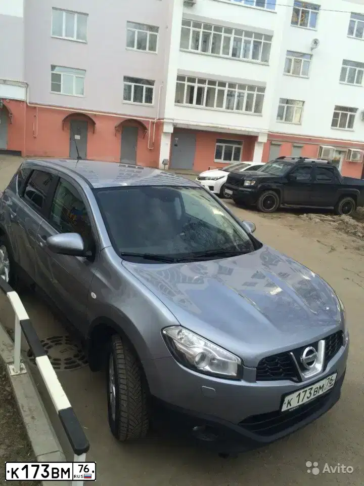 Фото автомобиля NISSAN QASHQAI, 2011 — госномер Х182ЕМ799. Цвет: Серый