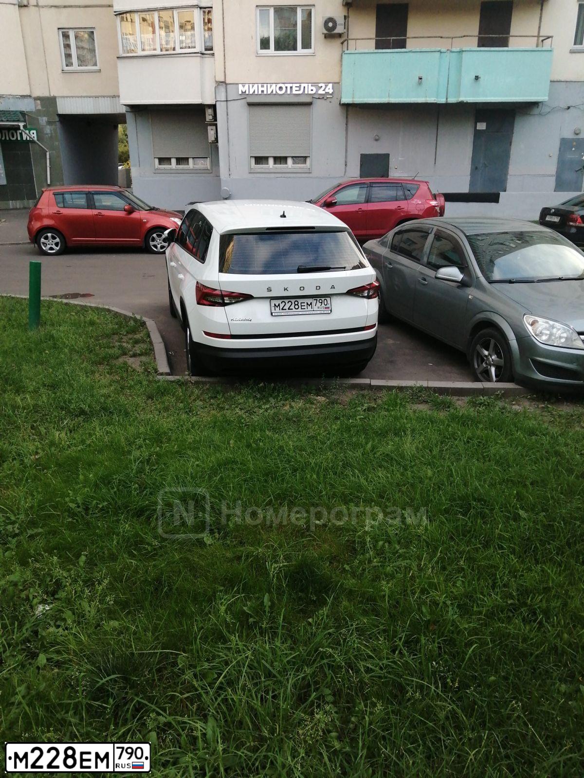 Фото автомобиля SKODA KODIAQ, 2020 — госномер М228ЕМ790. Цвет: Белый