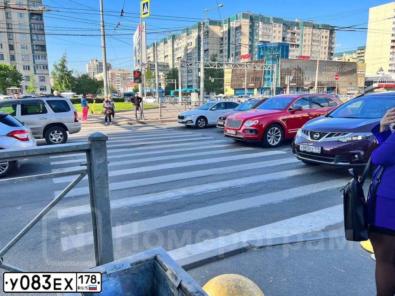 Фото автомобиля NISSAN MURANO, 2015 — госномер У083ЕХ178. Цвет: ТЕМНО-БОРДОВЫЙ
