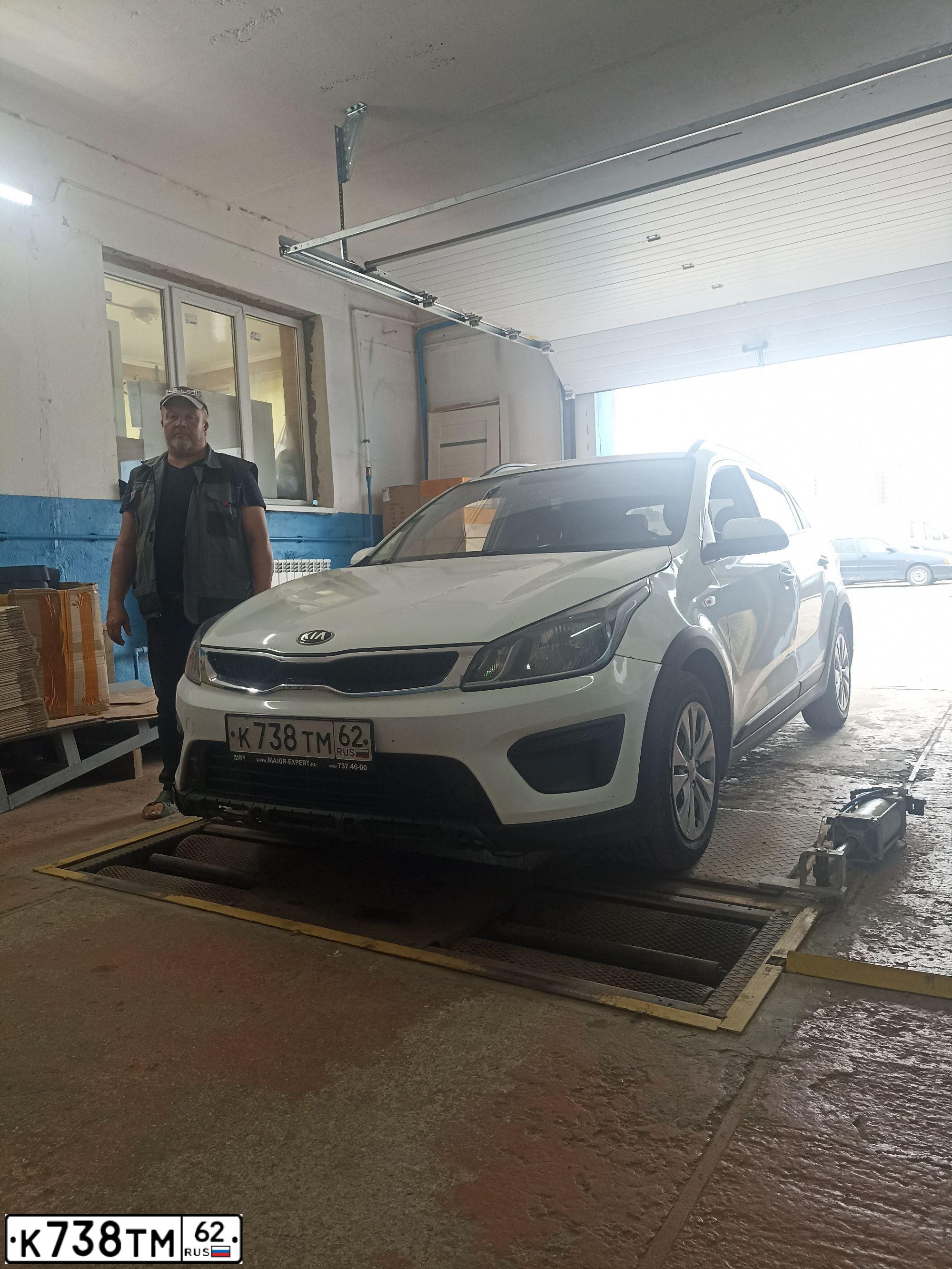 Фото автомобиля KIA RIO, 2018 — госномер К738ТМ62. Цвет: Белый