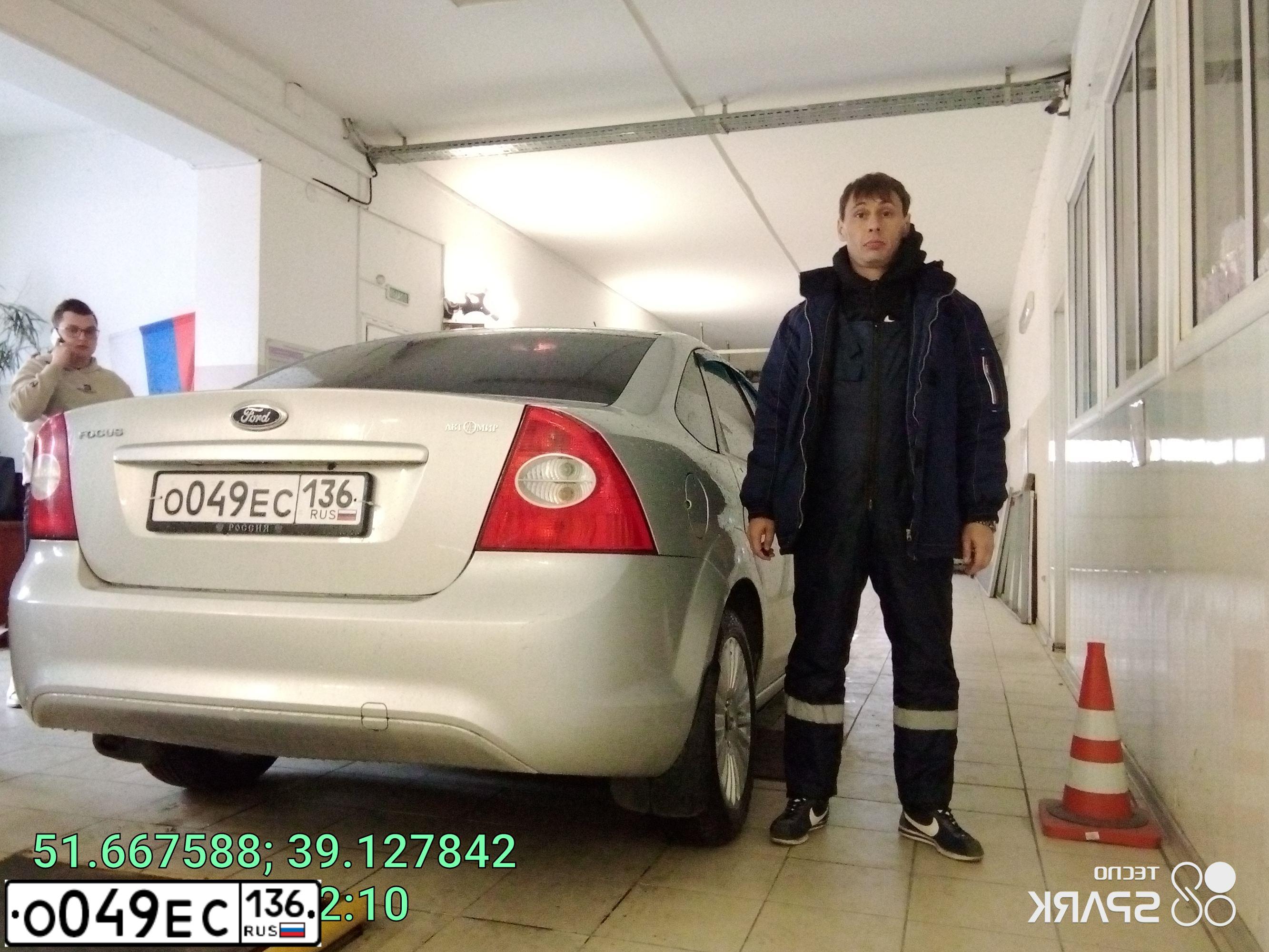 Фото автомобиля FORD FOCUS, 2009 — госномер О049ЕС136. Цвет: СВЕТЛО-СЕРЫЙ