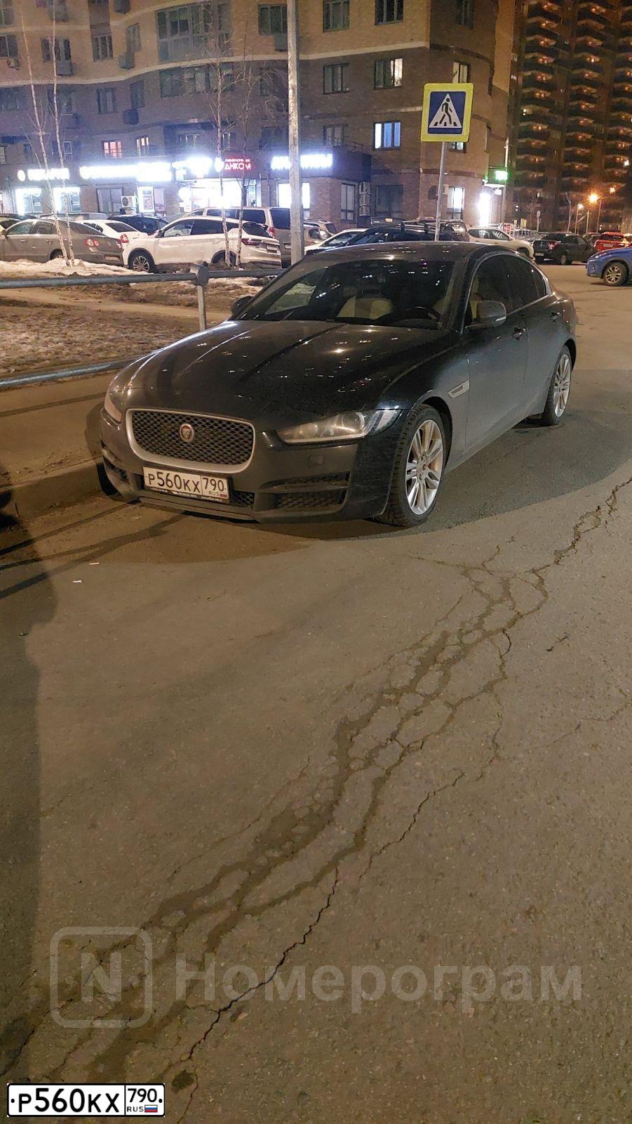 Фото автомобиля JAGUAR XE-SERIE, 2015 — госномер Р560КХ790. Цвет: ЧЕРНЫЙ