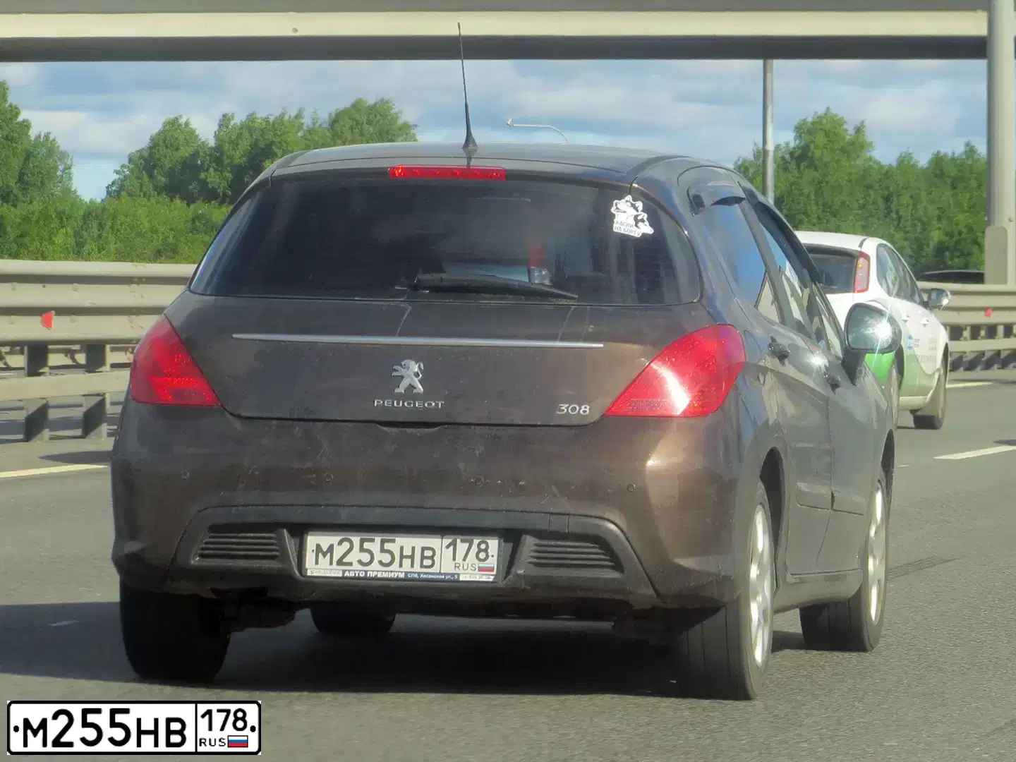 Фото автомобиля PEUGEOT 308, 2012 — госномер М255НВ178. Цвет: Коричневый