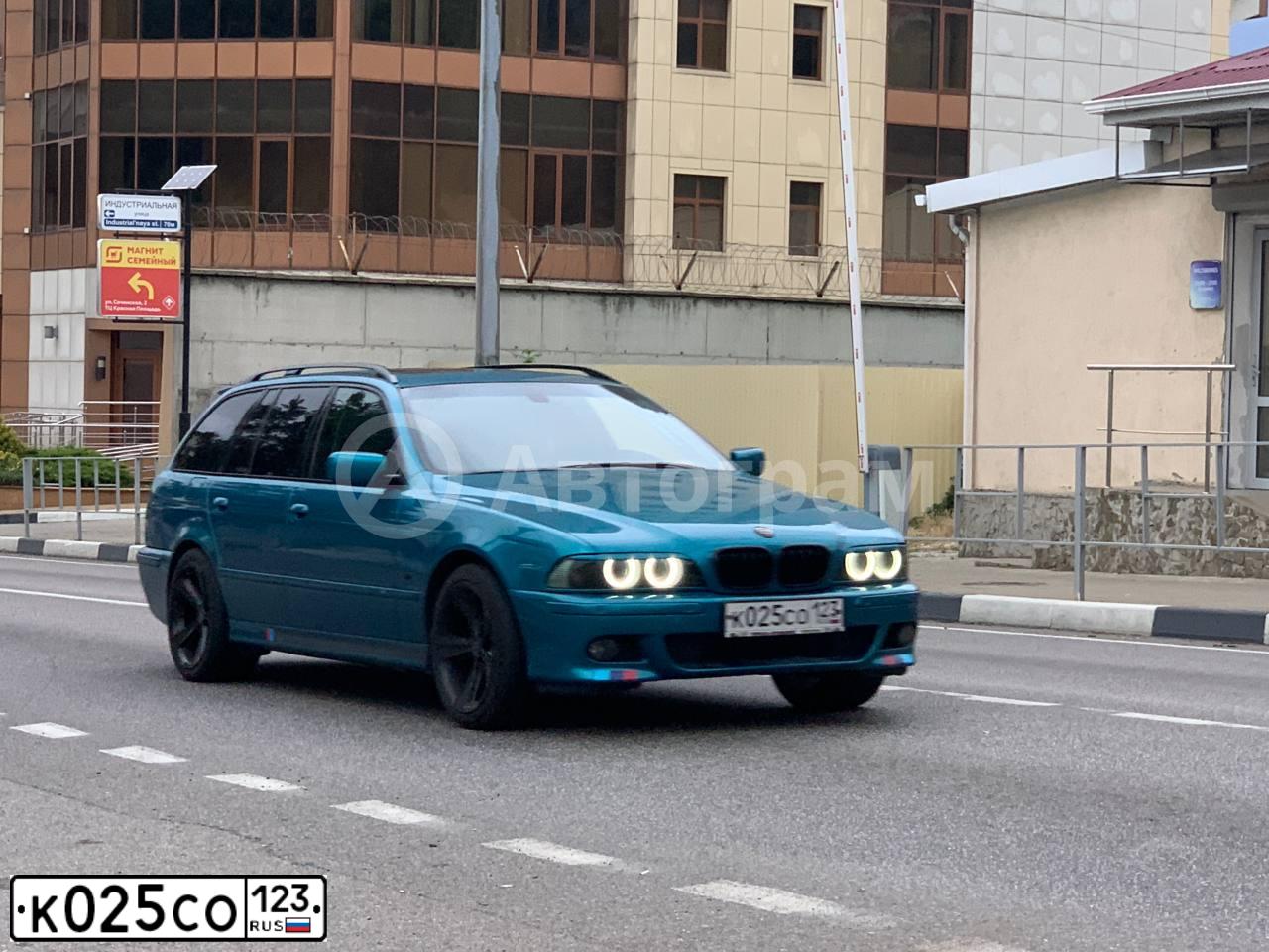 Фото автомобиля BMW SERIE 5, 2002 — госномер М007АУ123. Цвет: СИНЕ-ЗЕЛЕНЫЙ