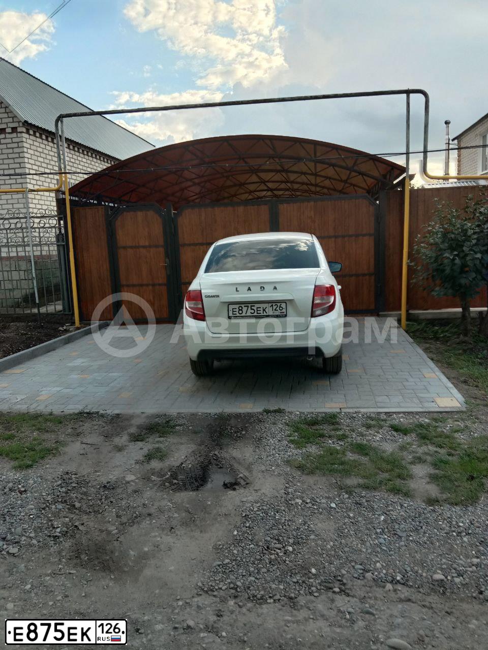 Фото автомобиля LADA 2190 GRANTA, 2019 — госномер Е875ЕК126. Цвет: Белый