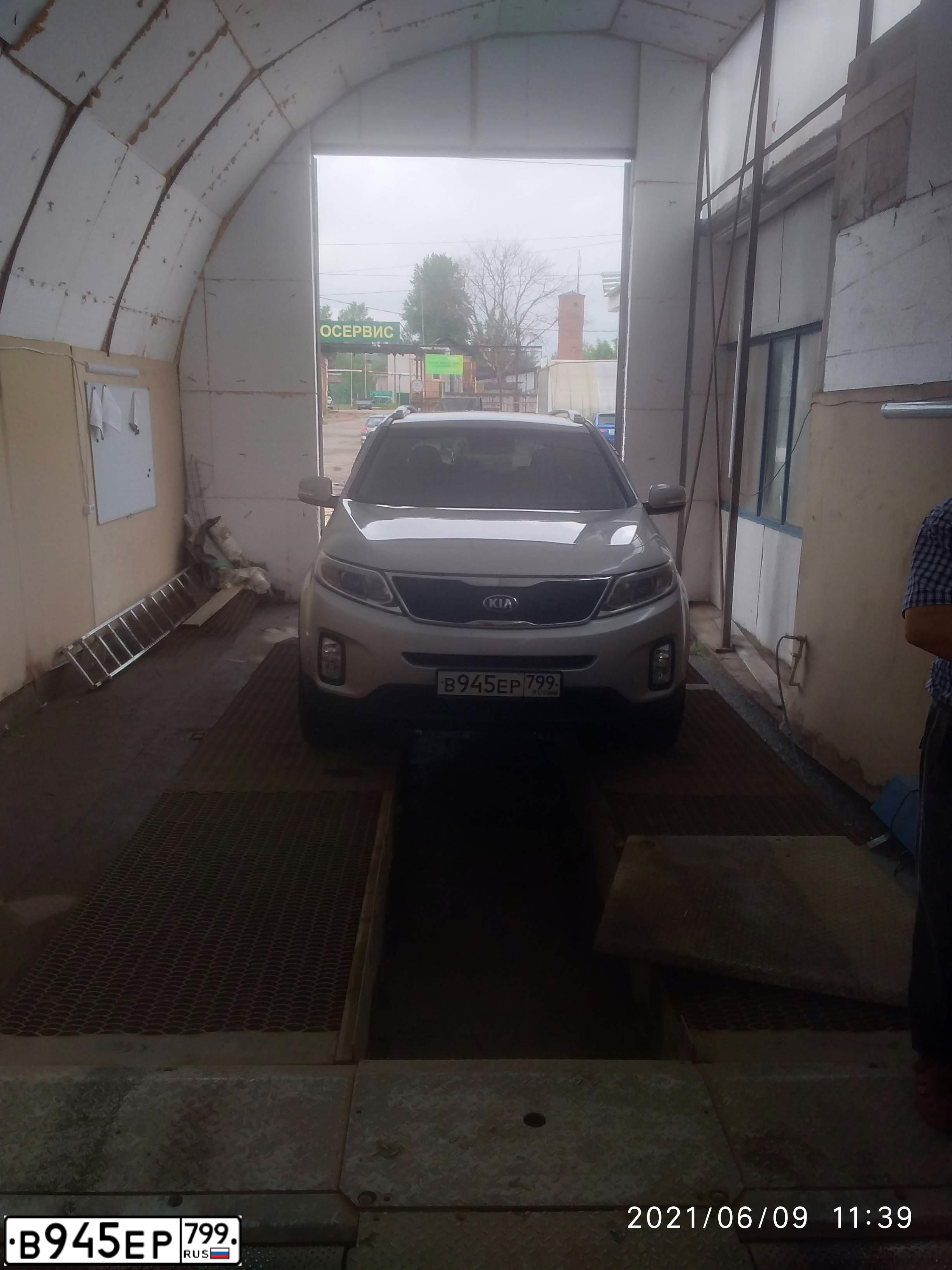 Фото автомобиля KIA SORENTO, 2017 — госномер В945ЕР799. Цвет: Серебристый