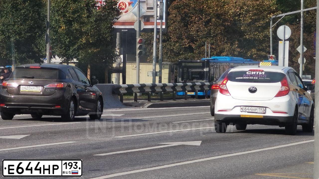 Фото автомобиля HYUNDAI SOLARIS, 2015 — госномер Е644НР193. Цвет: БЕЛЫЙ ЖЕЛТЫЙ СЕРЫЙ