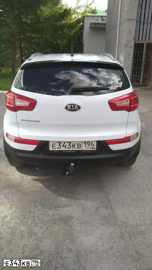 Фото автомобиля KIA SPORTAGE, 2013 — госномер Е343КВ196. Цвет: БЕЛЫЙ