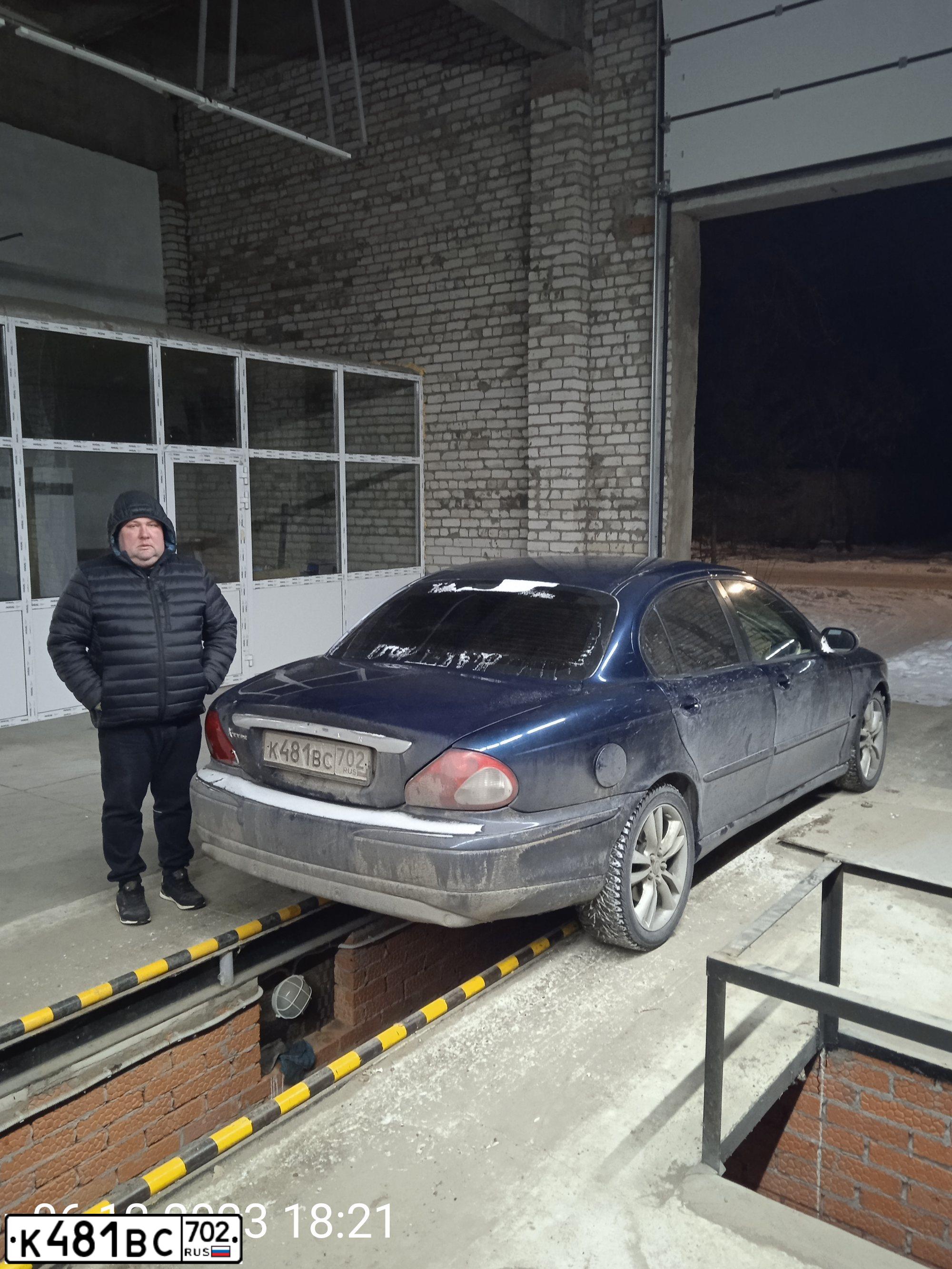 Фото автомобиля JAGUAR X-TYPE, 2007 — госномер Т413УВ116. Цвет: Темно-синий