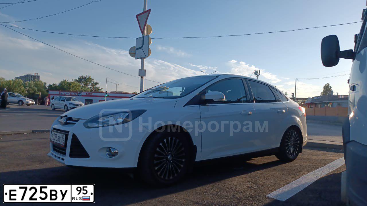 Фото автомобиля FORD FOCUS, 2012 — госномер Е725ВУ95. Цвет: Белый