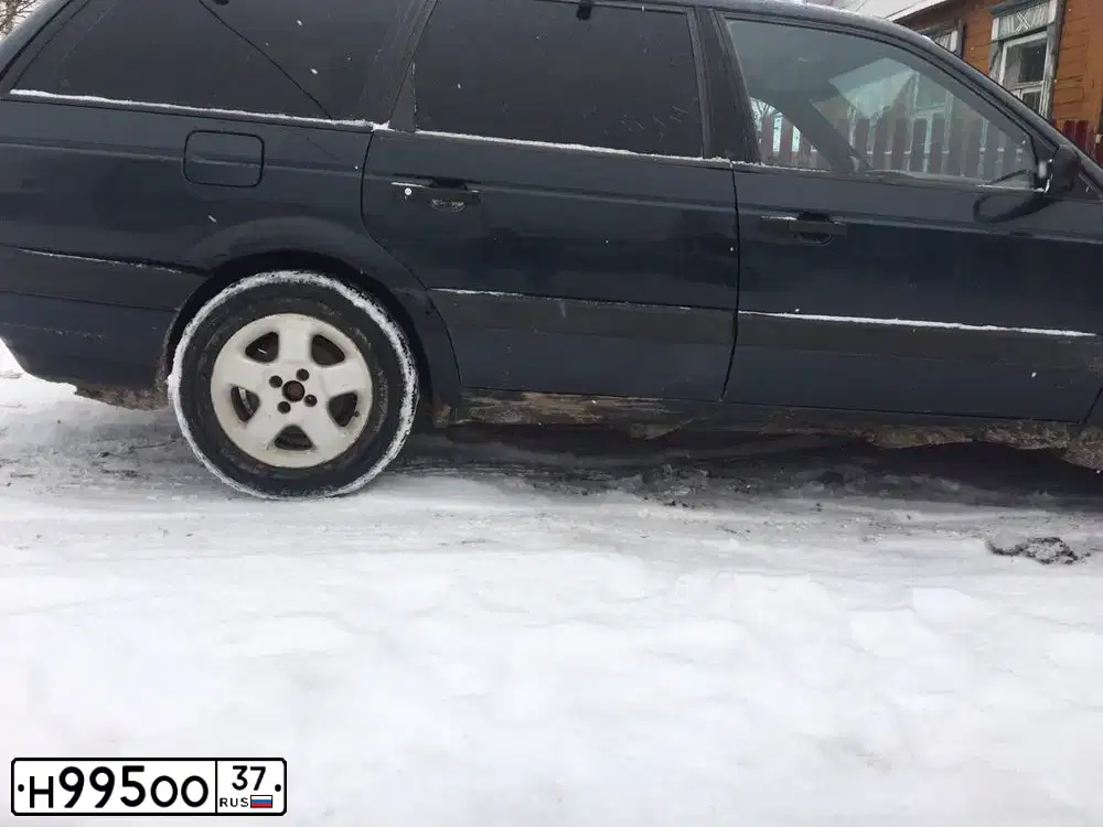 Фото автомобиля VOLKSWAGEN PASSAT, 1990 — госномер Н995ОО37. Цвет: Темно-синий