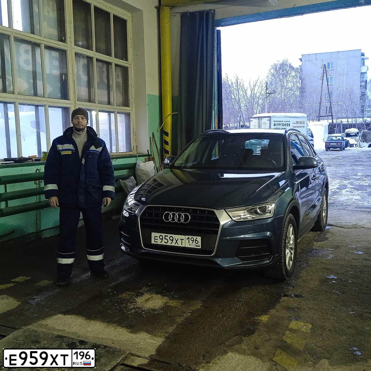 Фото автомобиля AUDI Q3, 2017 — госномер Т235РХ196. Цвет: СЕРО-СИНИЙ