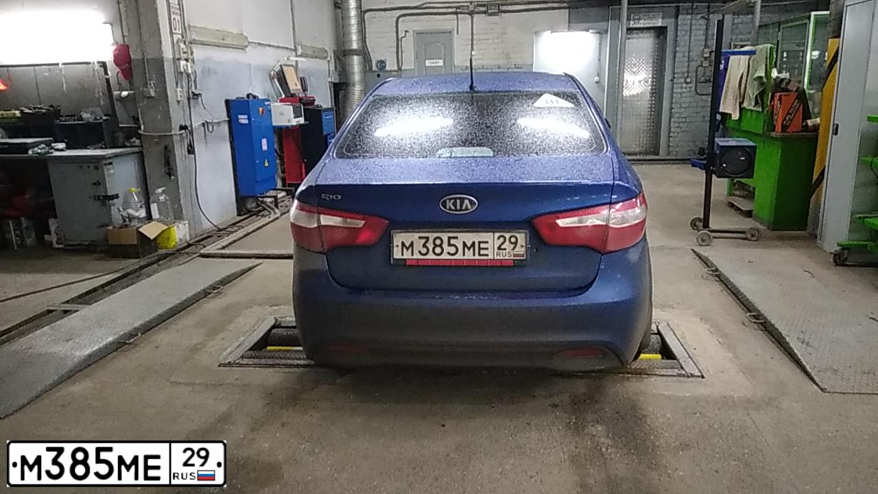 Фото автомобиля KIA RIO, 2011 — госномер М385МЕ29. Цвет: СИНИЙ