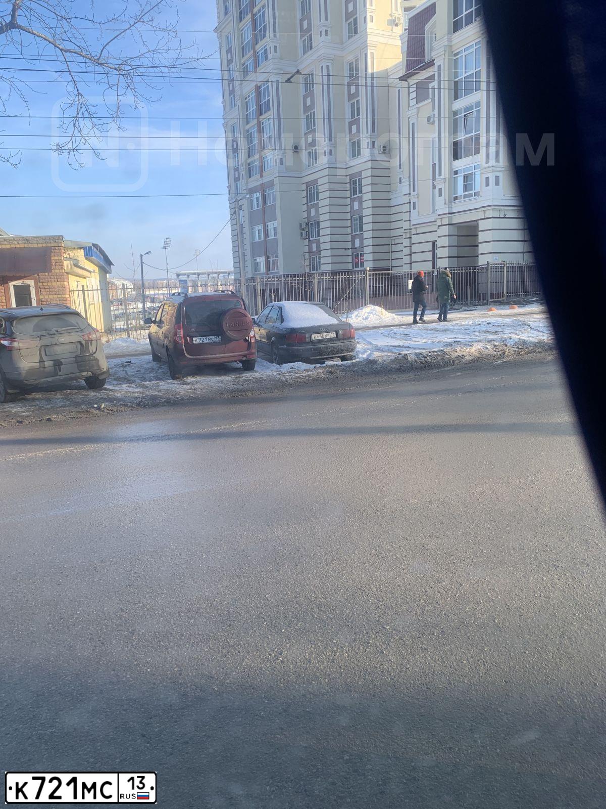 Фото автомобиля LADA LARGUS, 2014 — госномер К721МС13. Цвет: Красный