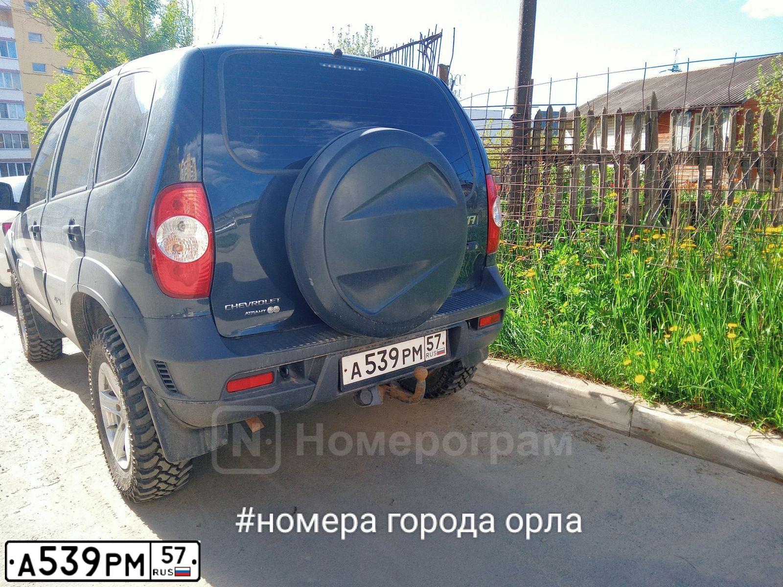 Фото автомобиля CHEVROLET NIVA, 2013 — госномер М555ТО57. Цвет: Черно-синий металлик
