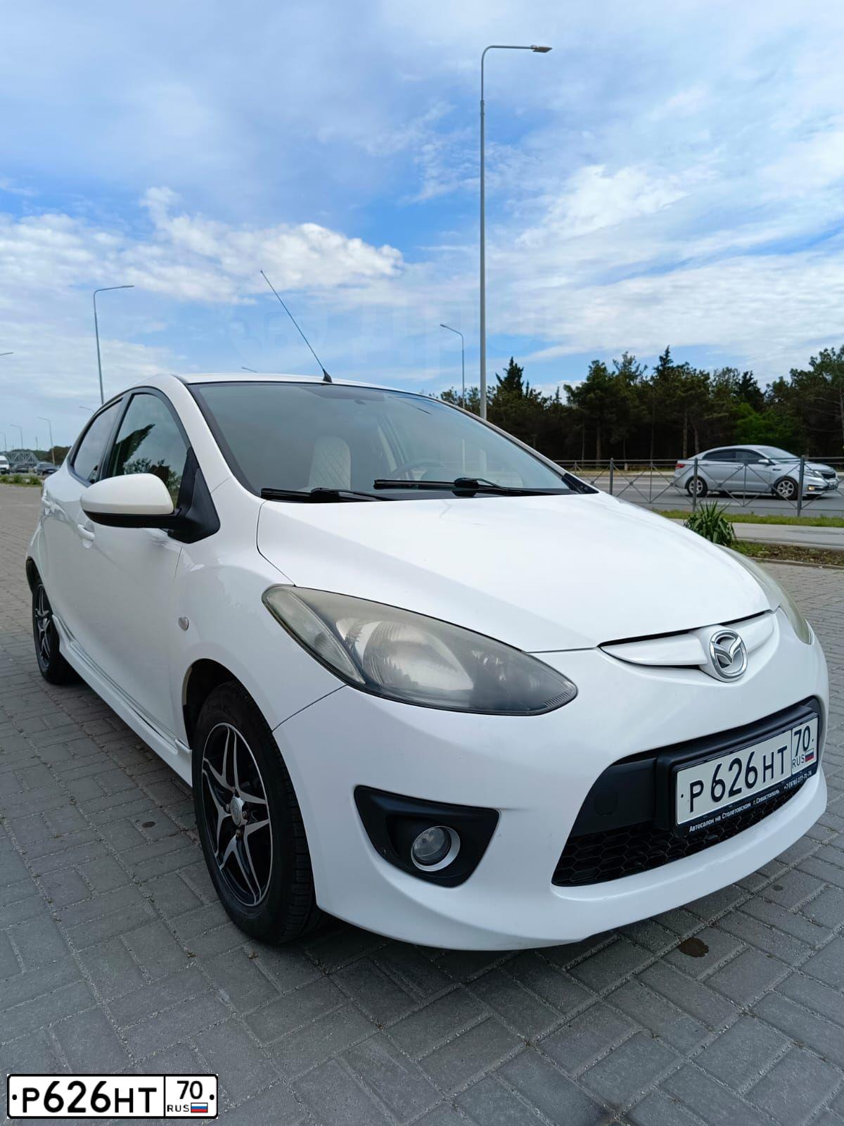 Фото автомобиля MAZDA 2, 2008 — госномер Р626НТ70. Цвет: Белый