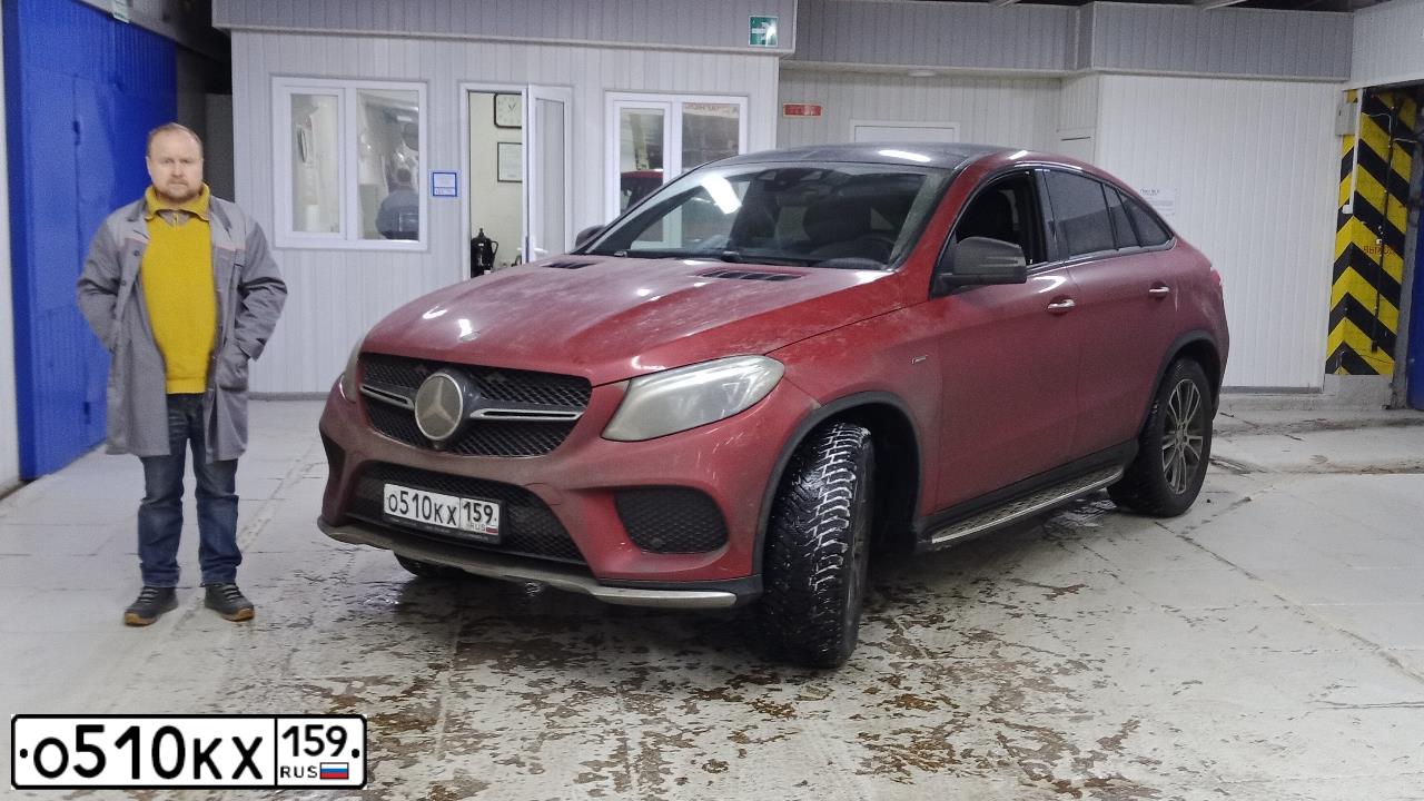 Фото автомобиля MERCEDES GLE-KLASSE, 2015 — госномер К120КА159. Цвет: Красный