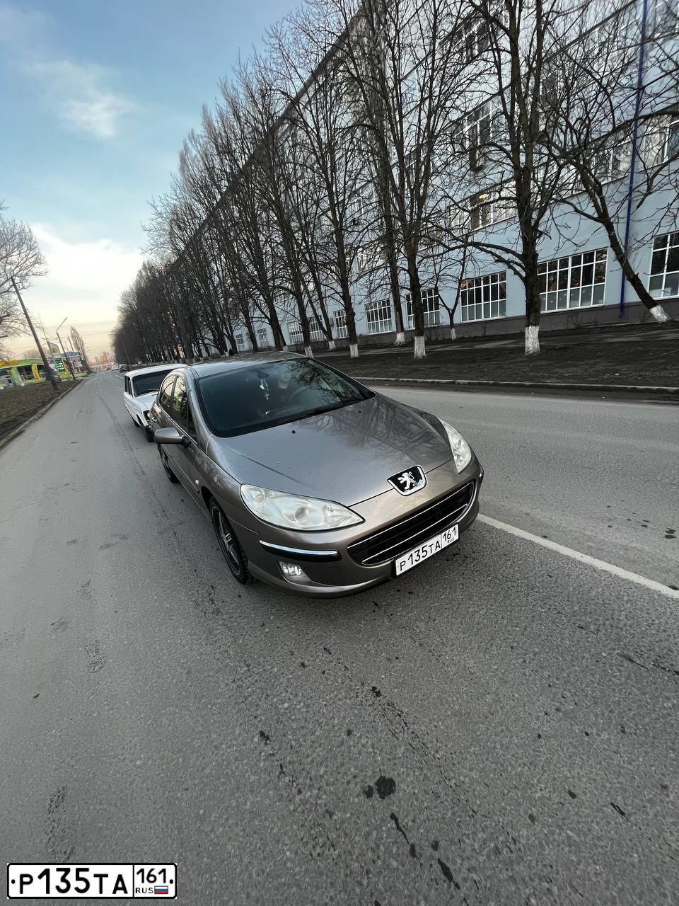 Фото автомобиля PEUGEOT 407, 2008 — госномер Р135ТА161. Цвет: СЕРЫЙ