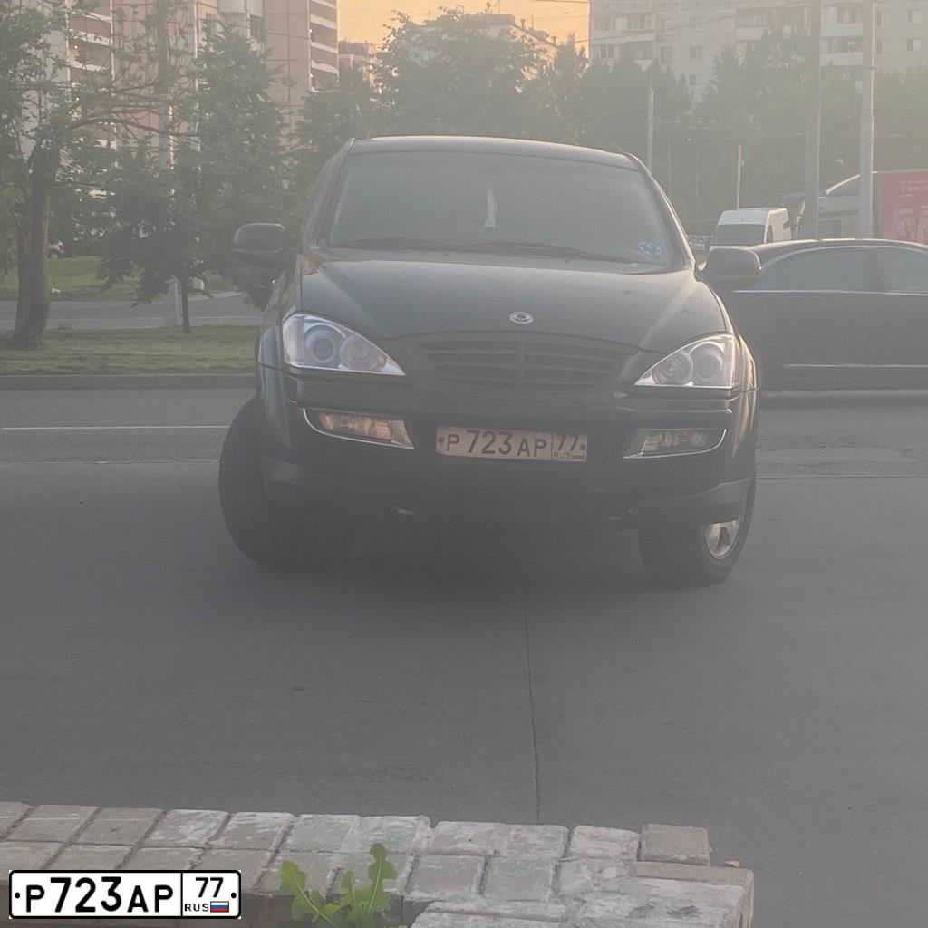Фото автомобиля SSANGYONG KYRON, 2012 — госномер Р723АР77. Цвет: ЧЕРНЫЙ