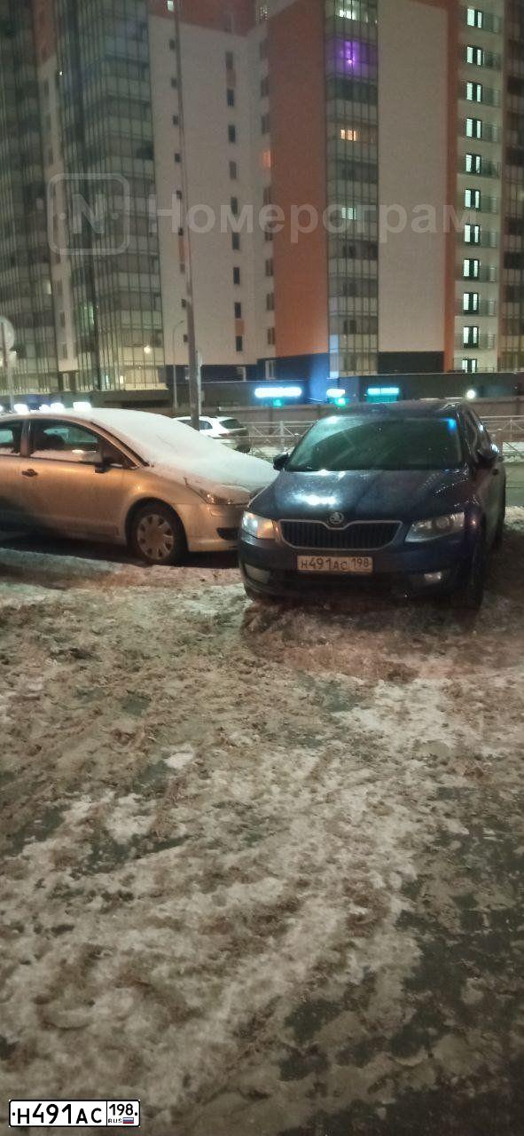 Фото автомобиля SKODA OCTAVIA, 2016 — госномер Н491АС198. Цвет: Темно-синий