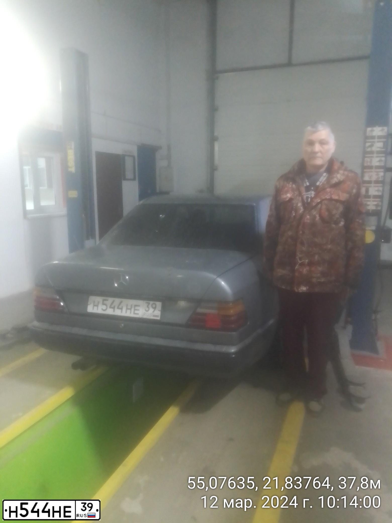 Фото автомобиля MERCEDES E-KLASSE, 1990 — госномер Н544НЕ39. Цвет: СЕРЫЙ
