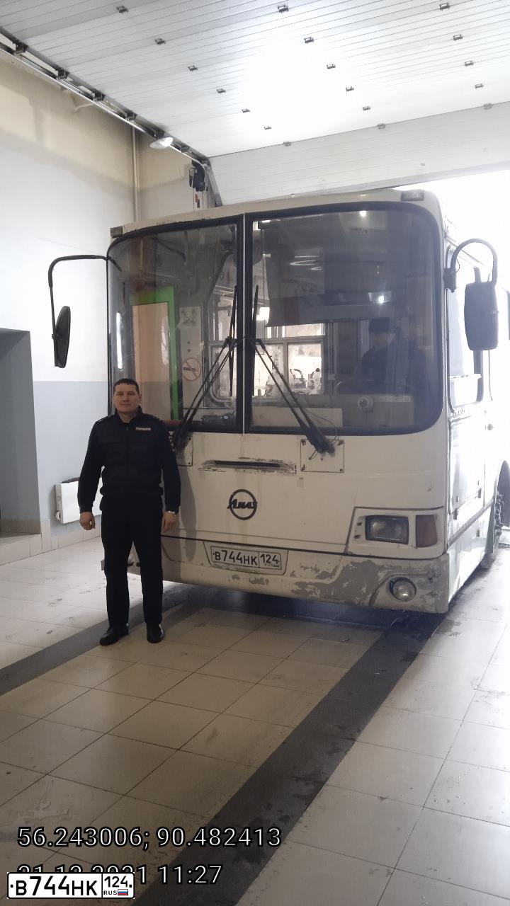 Фото автомобиля LIAZ 5256, 2006 — госномер В744НК124. Цвет: белый, зеленый
