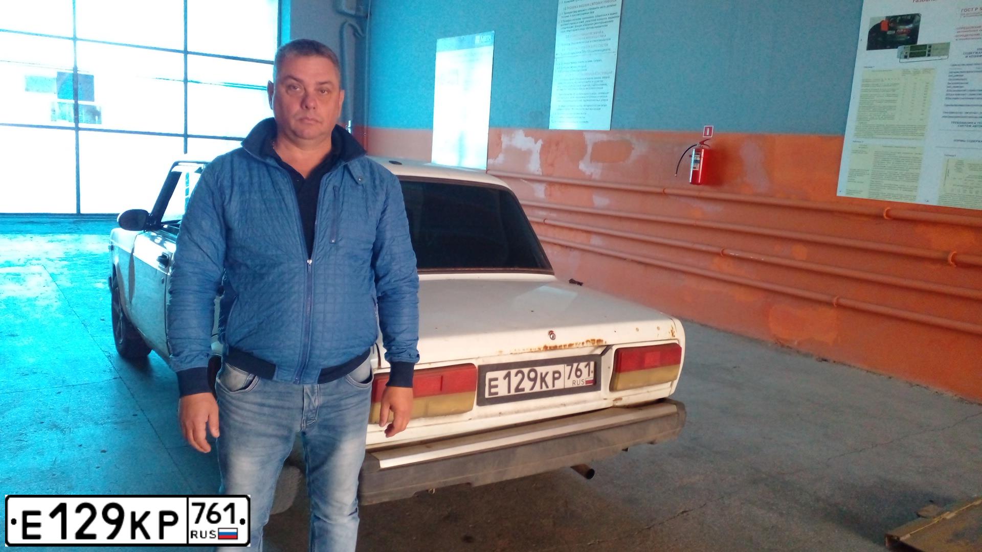 Фото автомобиля LADA 2107, 2002 — госномер Е045УО161. Цвет: ЯРКО-БЕЛЫЙ