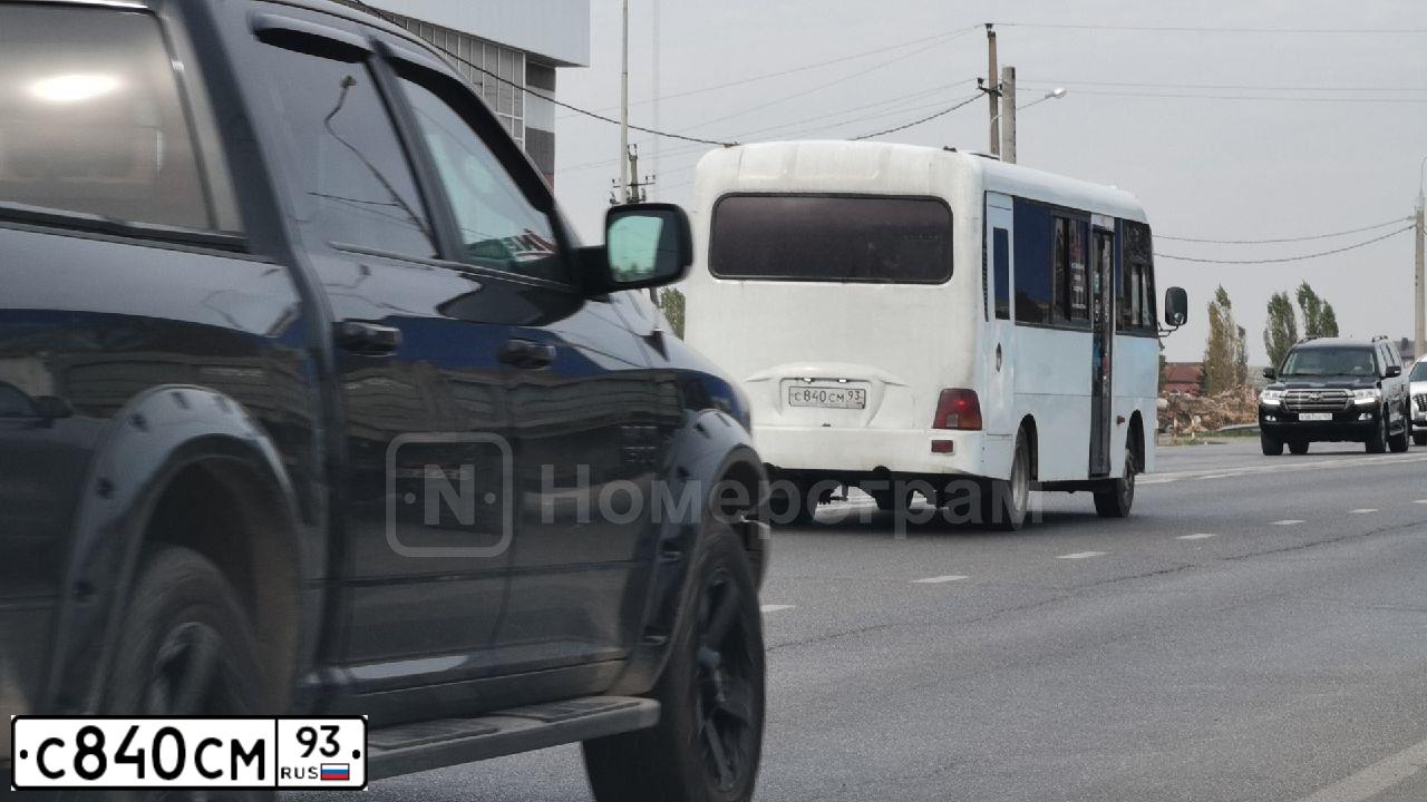 Фото автомобиля HYUNDAI COUNTY, 2009 — госномер К640ОУ122. Цвет: Белый