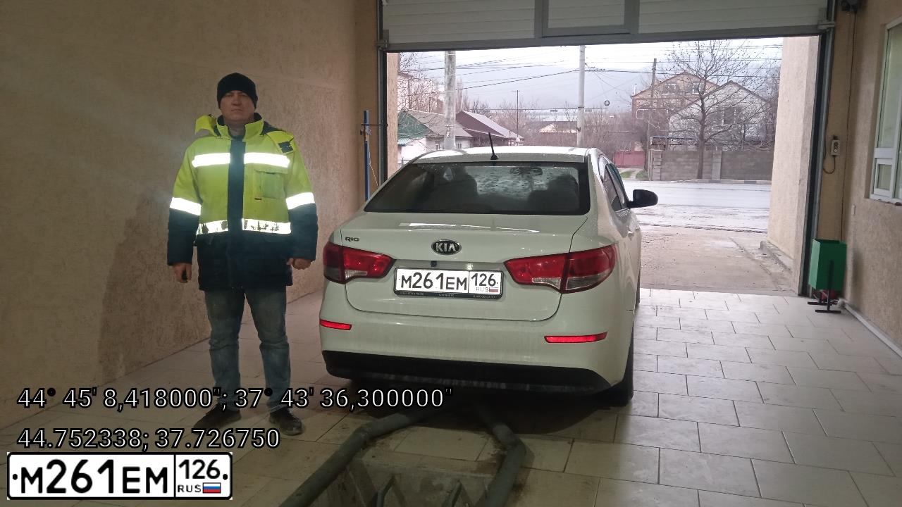 Фото автомобиля KIA RIO, 2015 — госномер Е071ТО161. Цвет: Белый