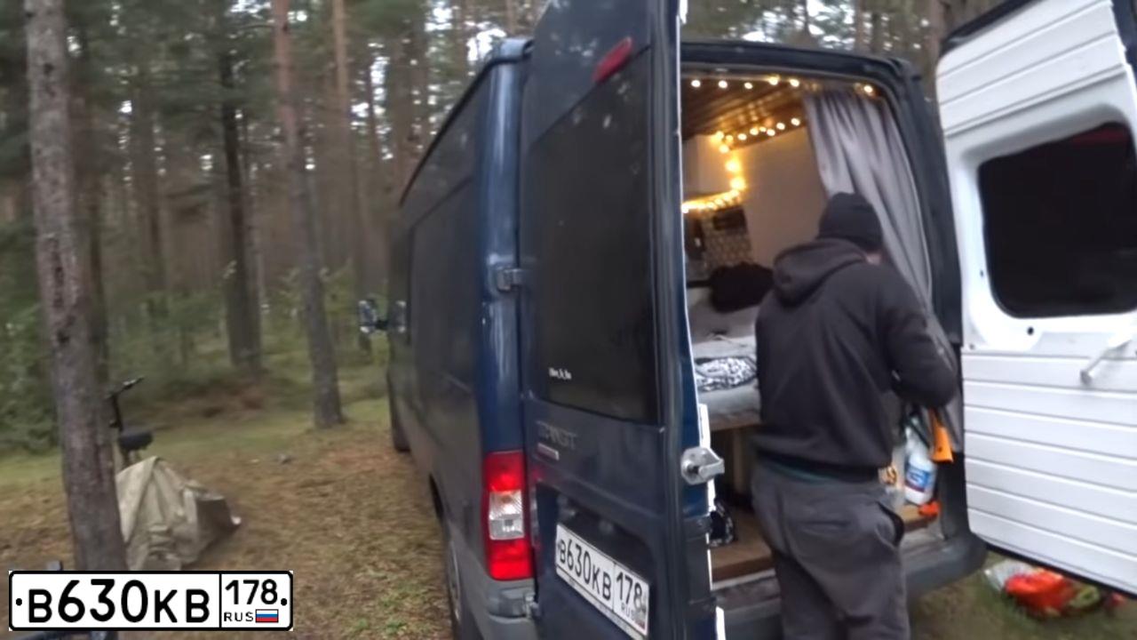 Фото автомобиля FORD TRANSIT, 2011 — госномер В630КВ178. Цвет: ТЕМНО-СИНИЙ
