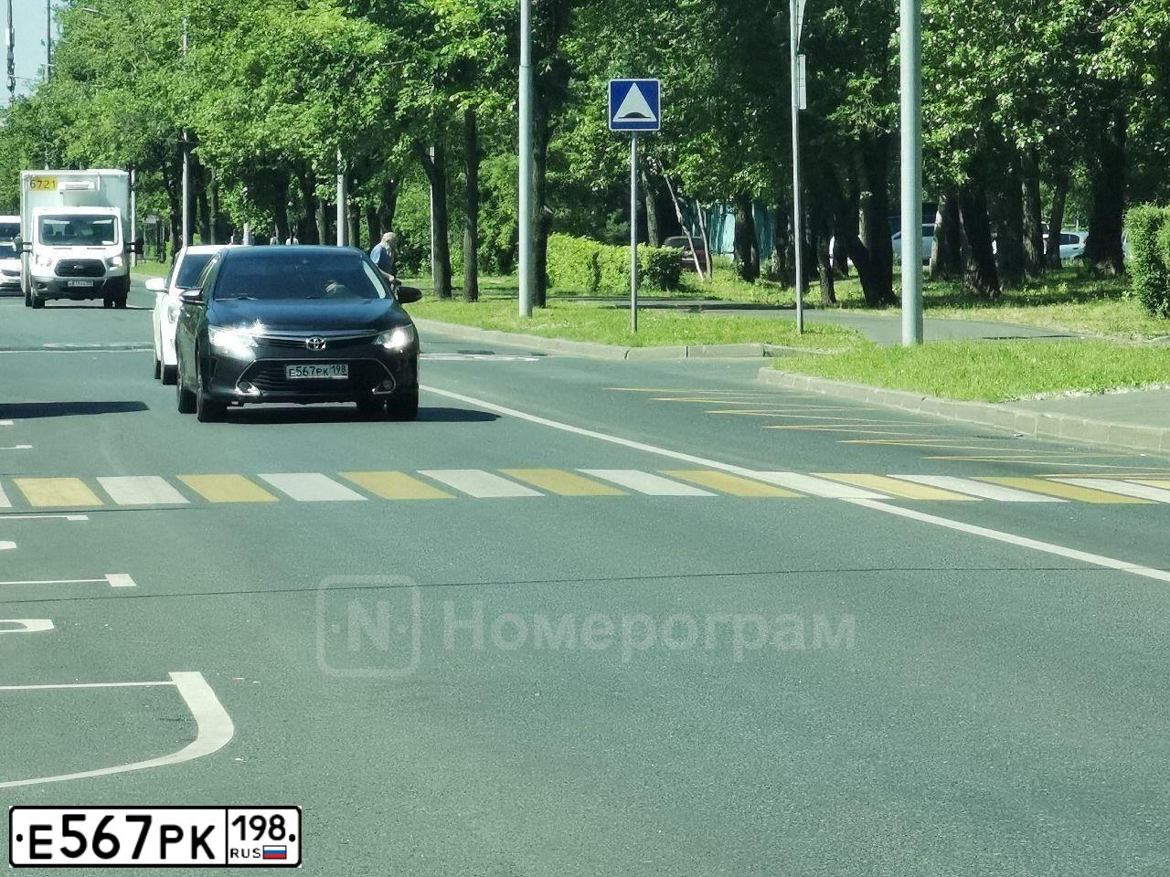 Фото автомобиля TOYOTA CAMRY, 2017 — госномер Е567РК198. Цвет: ЧЕРНЫЙ МЕТАЛЛИК