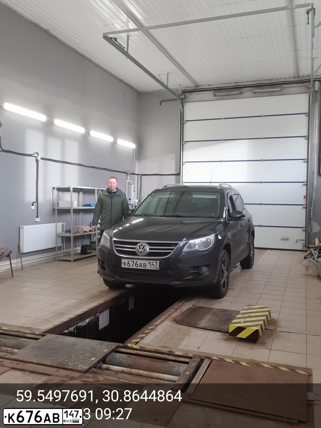 Фото автомобиля VOLKSWAGEN TIGUAN, 2009 — госномер К676АВ147. Цвет: ЧЕРНЫЙ