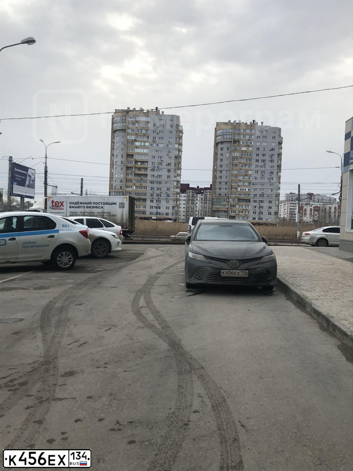 Фото автомобиля TOYOTA CAMRY, 2019 — госномер К456ЕХ134. Цвет: ЧЕРНЫЙ МЕТАЛЛИК