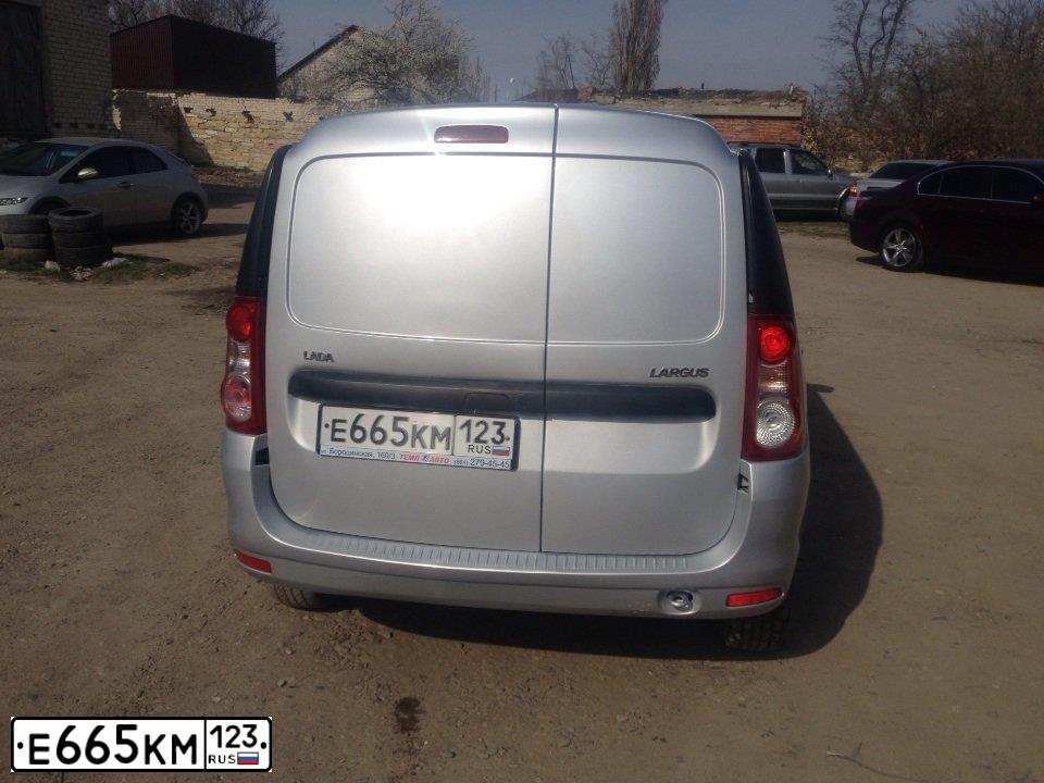 Фото автомобиля LADA LARGUS FURGON, 2012 — госномер Е665КМ123. Цвет: серебристый
