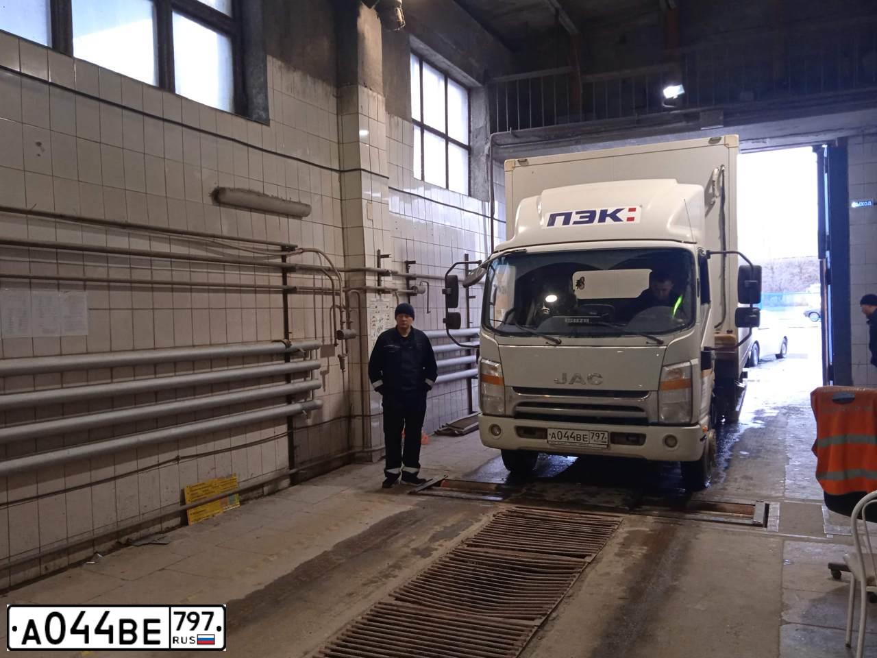 Фото автомобиля JAC HFC-SERIE, 2020 — госномер А044ВЕ797. Цвет: БЕЛЫЙ