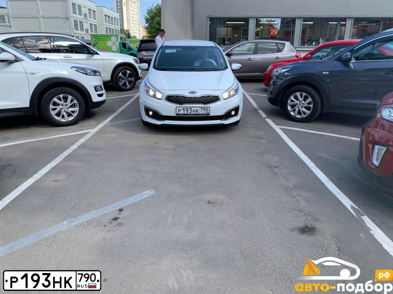 Фото автомобиля KIA CEE'D, 2017 — госномер М998НС797. Цвет: Белый